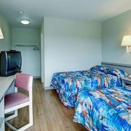 Motel 6 Manhattan Kansas מראה חיצוני תמונה
