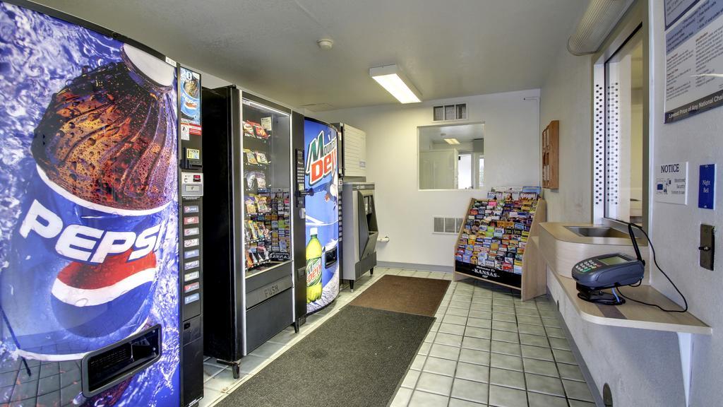 Motel 6 Manhattan Kansas מראה חיצוני תמונה