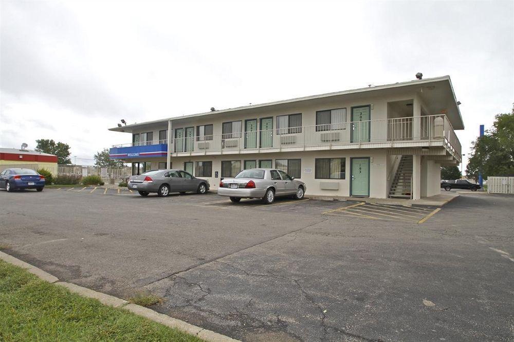 Motel 6 Manhattan Kansas מראה חיצוני תמונה