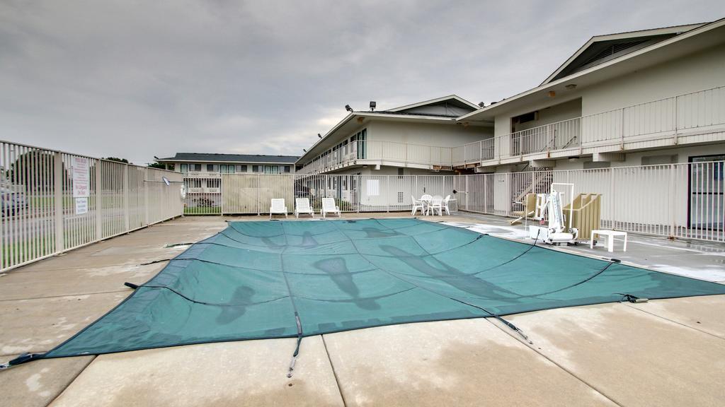 Motel 6 Manhattan Kansas מראה חיצוני תמונה