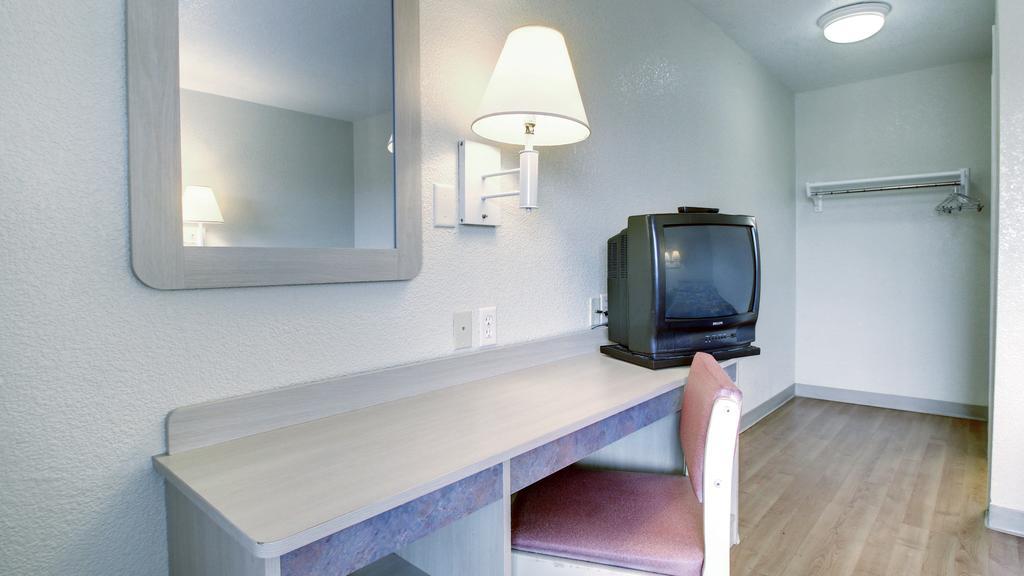 Motel 6 Manhattan Kansas מראה חיצוני תמונה