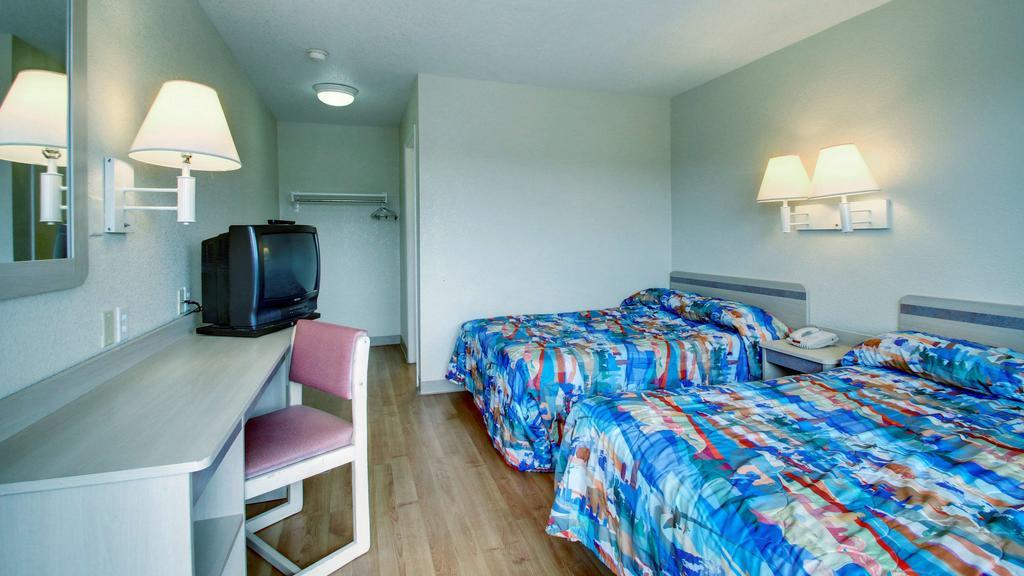 Motel 6 Manhattan Kansas מראה חיצוני תמונה