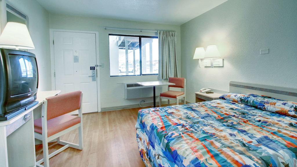 Motel 6 Manhattan Kansas מראה חיצוני תמונה