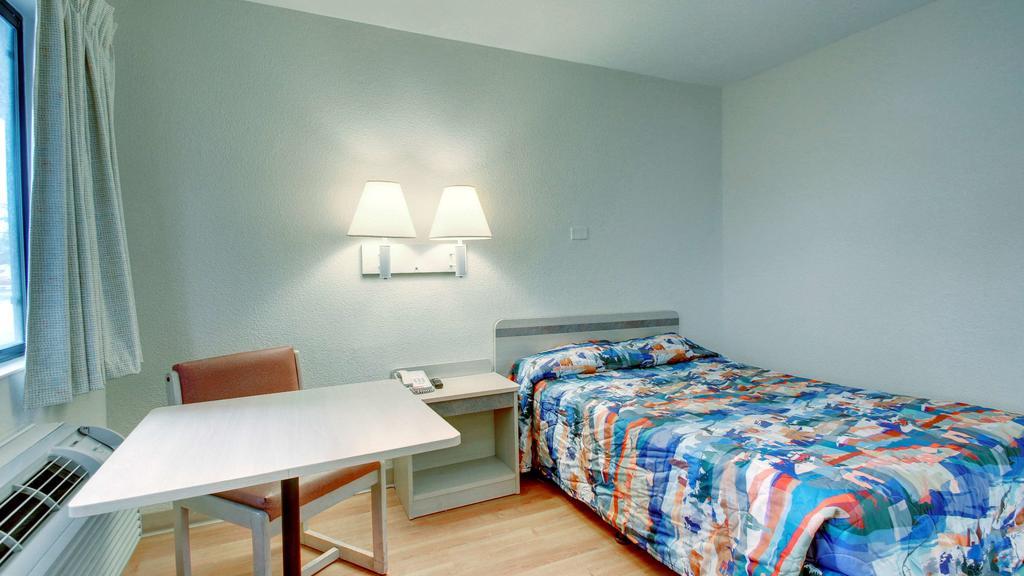 Motel 6 Manhattan Kansas מראה חיצוני תמונה