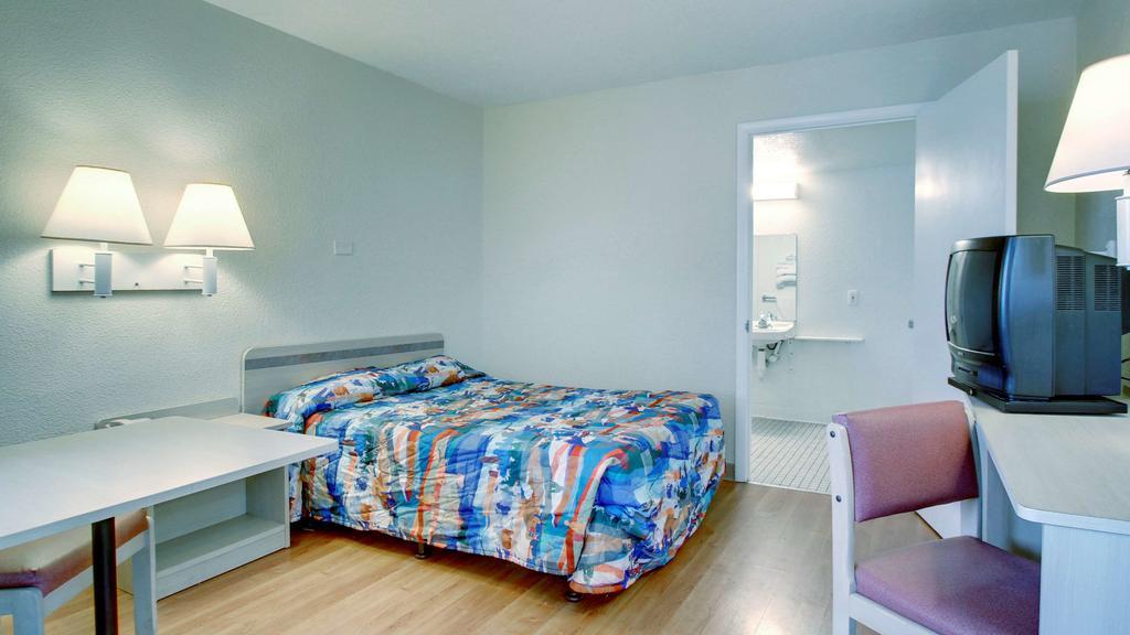 Motel 6 Manhattan Kansas מראה חיצוני תמונה